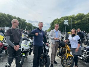 Motorräder in der Hotellobby und eine Demo mit Bundesverkehrsminister